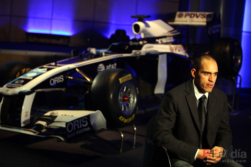 Pastor Maldonado de traje en la presentación