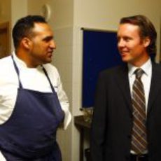 Michael Caines junto a Sam Michael