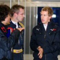 Vettel y Bourdais en el box de Toro Rosso