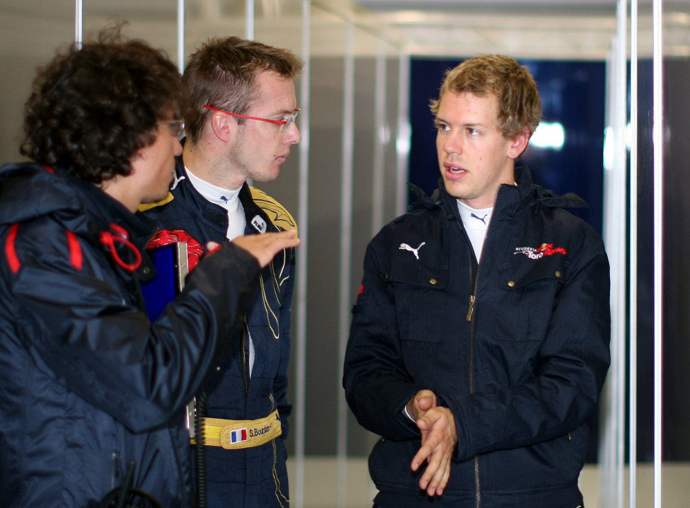Vettel y Bourdais en el box de Toro Rosso