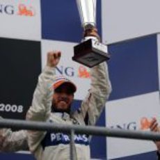 Heidfeld con su trofeo al acabar tercero