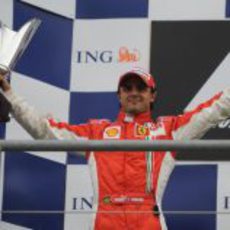 Massa con su trofeo en el podio