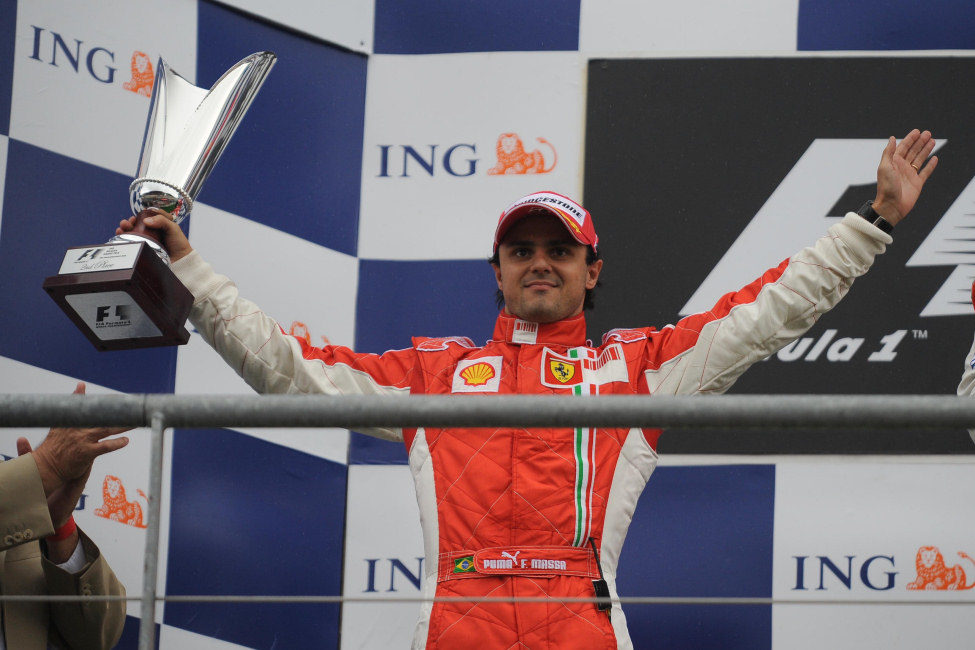 Massa con su trofeo en el podio