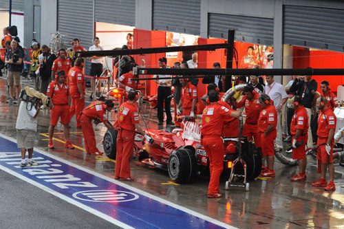 Kimi Raikkonen hace una parada para poner gasolina