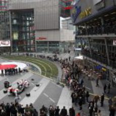 McLaren montó su monoplaza en una plaza de Berlín