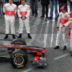 Hamilton y Button admiran al MP4-26 ya montado