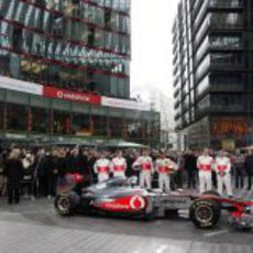 El MP4-26, Hamilton, Button y sus 4 mecánicos