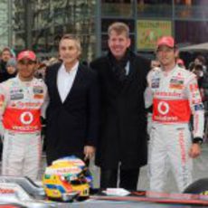 Martin Whitmarsh posa con sus pilotos