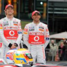 Jenson Button y Lewis Hamilton junto al MP4-26