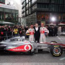 Hamilton, Whitmarsh, Button y el MP4-26