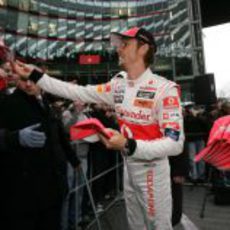 Jenson Button reparte gorras a los aficionados