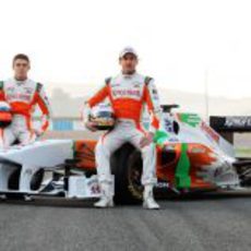 Los pilotos oficiales sentados en el VJM04