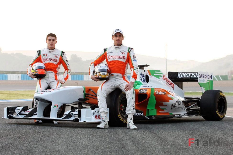 Los pilotos oficiales sentados en el VJM04