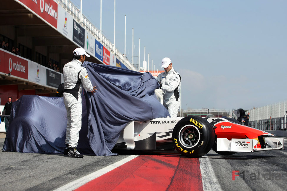 Liuzzi y Karthikeyan descubren el F111 en Barcelona