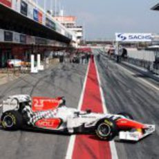 El F111 en el 'pit lane' de Montmeló