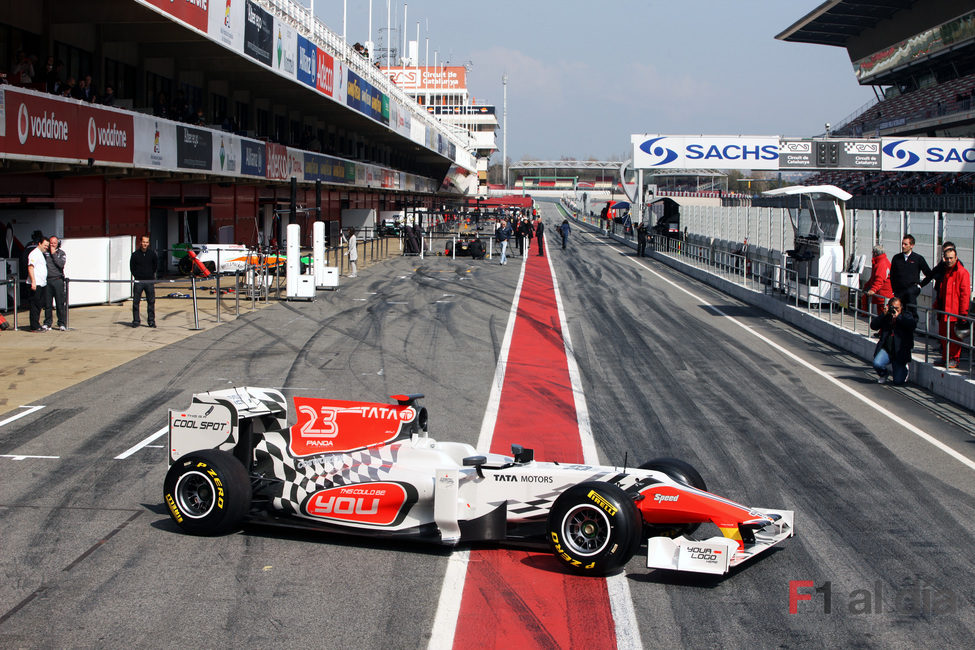 El F111 en el 'pit lane' de Montmeló