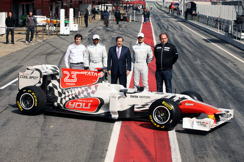 Los Carabante, Kolles, los dos pilotos y el F111