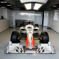 Sólo el F111 en el box de Hispania Racing