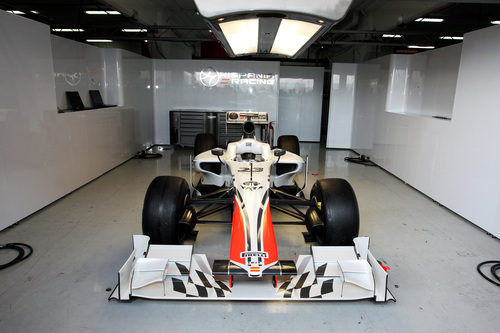 Sólo el F111 en el box de Hispania Racing