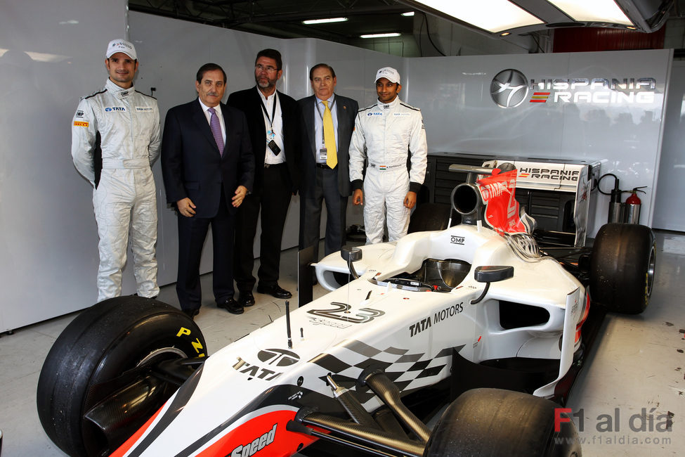 Liuzzi, Carabante, Serviá, Gracia y Karthikeyan en el box