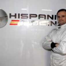 Vitantonio Liuzzi junto al nuevo logo de Hispania Racing