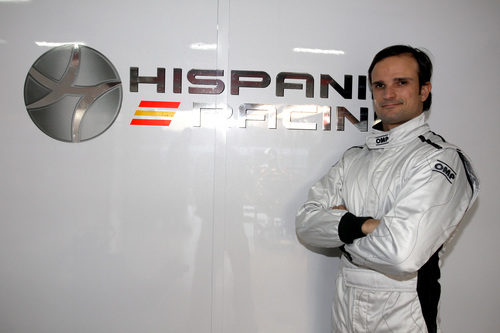 Vitantonio Liuzzi junto al nuevo logo de Hispania Racing
