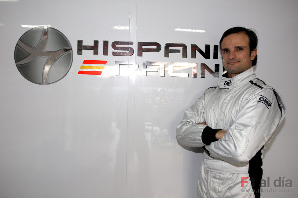 Vitantonio Liuzzi junto al nuevo logo de Hispania Racing