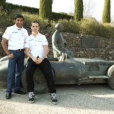 Narain y Vitantonio posan junto a una de las esculturas del Circuit