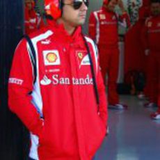 Felipe Massa contempla como Fernando rueda con el Ferrari