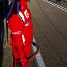Uno de los mecánicos de Ferrari espera a Alonso
