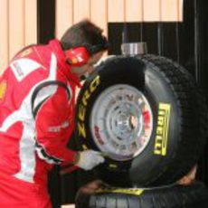 Un operario de Ferrari limpia los neumáticos