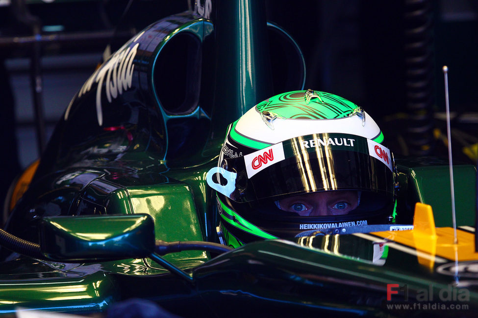 Heikki Kovalainen sentado en el T128