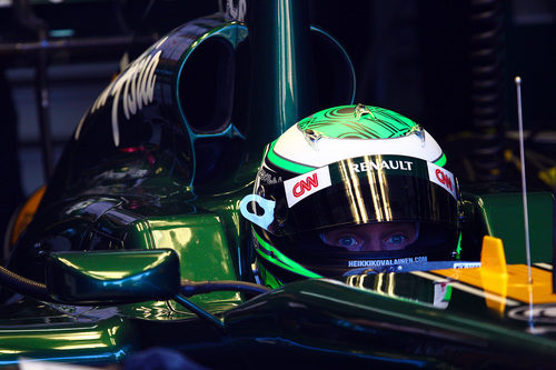 Heikki Kovalainen sentado en el T128