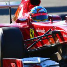 Fernando Alonso rueda en su nuevo Ferrari
