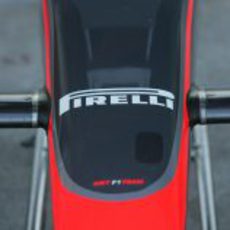 El logo de Pirelli en el morro del HRT de 2010
