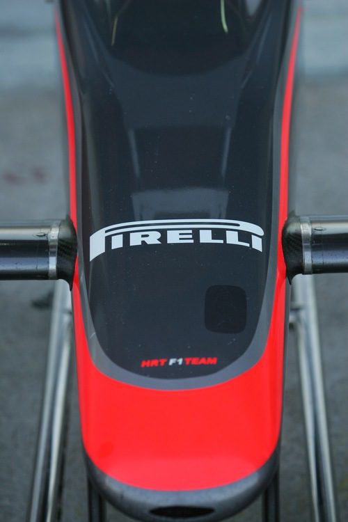 El logo de Pirelli en el morro del HRT de 2010
