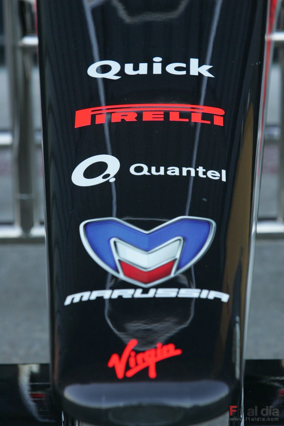 El logo de Pirelli en el morro del Virgin de 2010