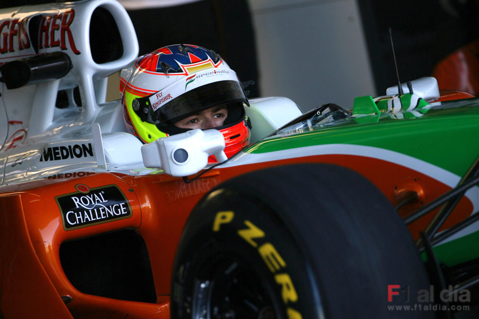 Paul di Resta, listo para salir a pista con el VJM03