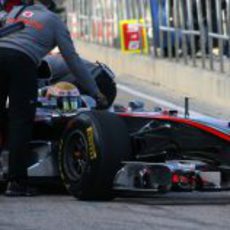 Hamilton vuelve a boxes en el MP4-25