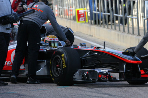 Hamilton vuelve a boxes en el MP4-25