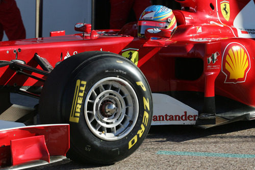 Fernando Alonso sale de su box en Valencia