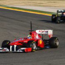 Felipe Massa delante de Jarno Trulli en Valencia