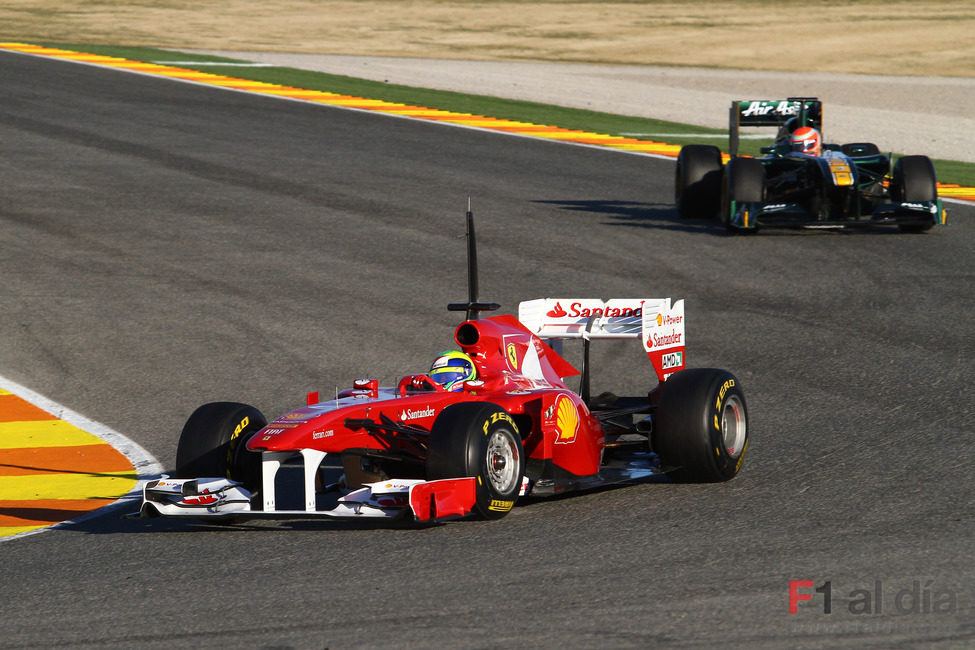 Felipe Massa delante de Jarno Trulli en Valencia