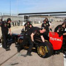 El Lotus Renault GP regresa a boxes en Cheste