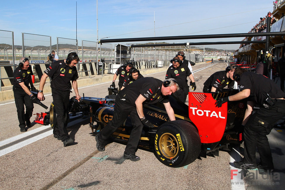 El Lotus Renault GP regresa a boxes en Cheste
