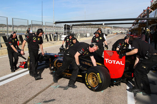 El Lotus Renault GP regresa a boxes en Cheste