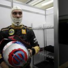 Petrov a punto de ponerse el casco