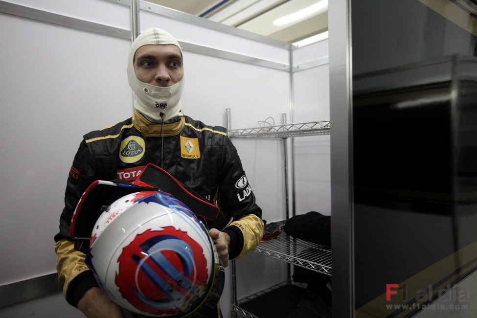 Petrov a punto de ponerse el casco