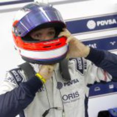 Barrichello se ajusta su casco