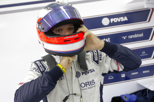 Barrichello se ajusta su casco